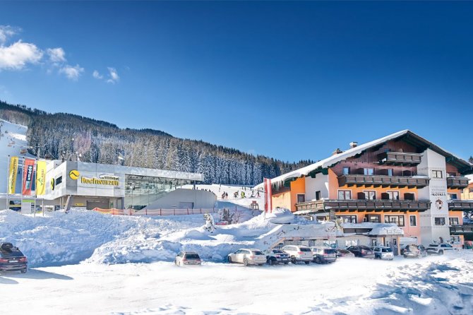 Familienhotel Austria direkt an der Skipiste und der Gipfelbahn Hochwurzen
