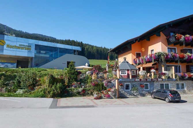 Familienhotel Austria direkt an der Talstation der Gipfelbahn Hochwurzen
