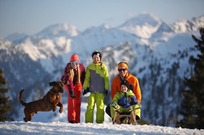 Lustige Rodelpartie mit der Familie © Planai-Hochwurzen-Bahnen GmbH