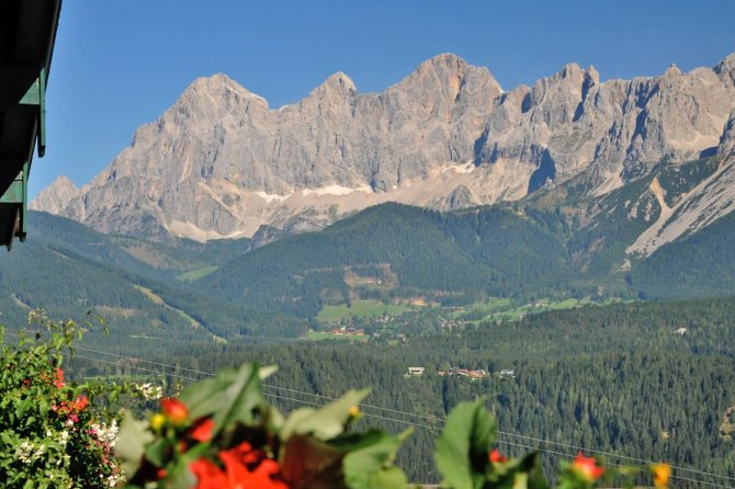 Ausblick vom Hotel auf die Dachstein Südwand in Ramsau am Dachstein