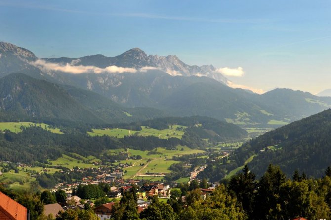 Ausblick vom Hotel auf die Dachstein Südwände und die gegenüberliegende Gemeinde Ramsau am Dachstein