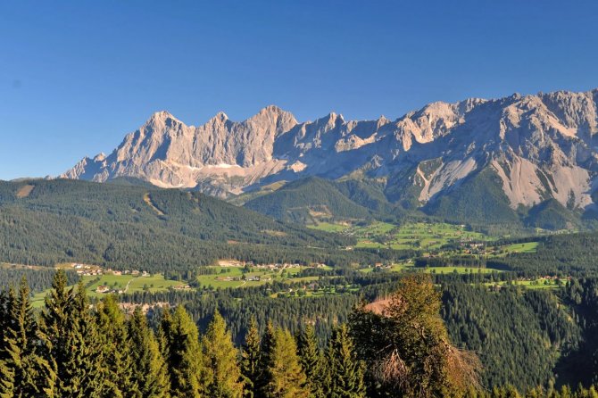 Genießen Sie die herrliche Aussicht von der Hochwurzen auf die Dachstein Südwände und der gegenüberliegenden Ramsau