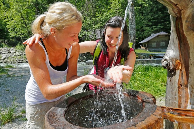 Videos aus der Region Schladming-Dachstein - im Bild Erfrischung an einem Brunnen beim Wandern