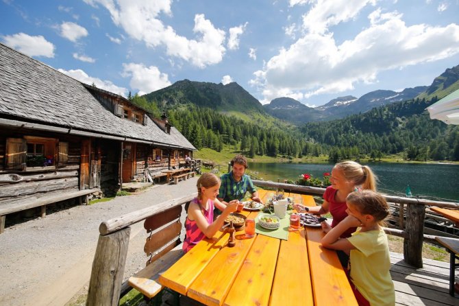 Einkehr in eine Almhütte auf eine deftige Brettljause